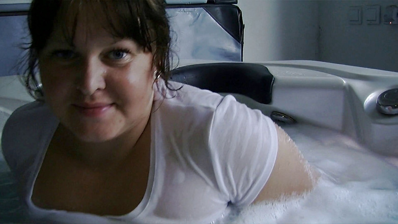 Sexy Amateurz: Fettes mädchen befriedigt ihre haarige fotze im whirlpool