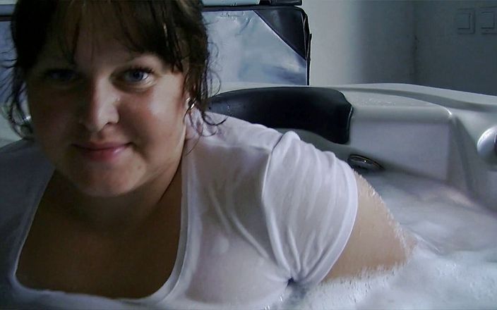 Sexy Amateurz: Fat girl pleasing her hairy cunt in jacuzzi