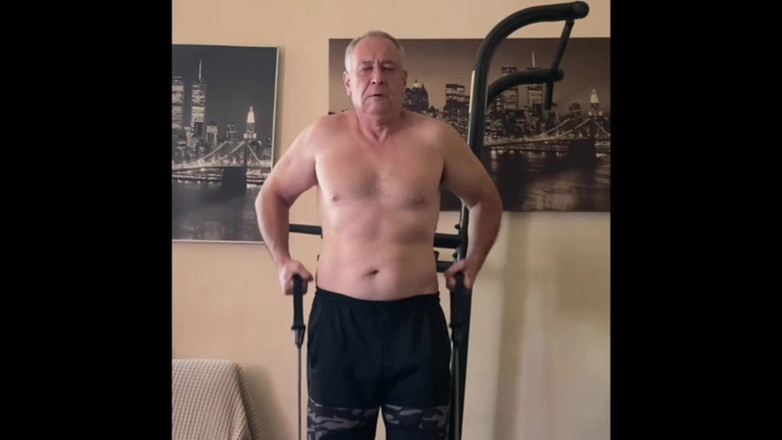 Alex Igogo: Salle de sport à la maison, fumer et se masturber