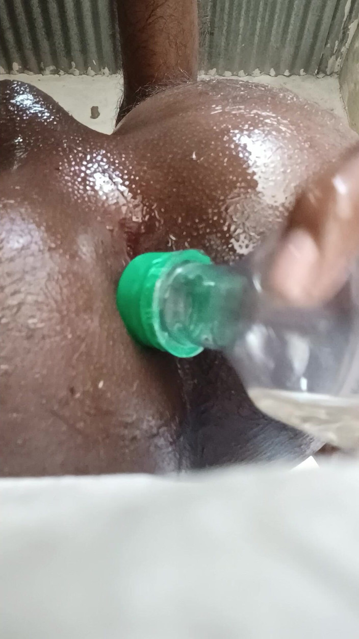 Arvind6355: Steck ein Plastik-spielzeug in eine große kugel