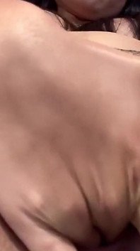 Jag leker med fingrarna djupt i min fitta