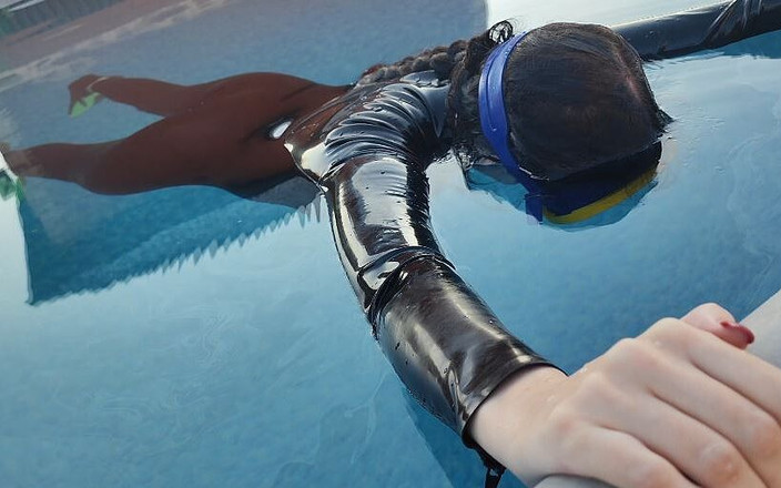 Princess18_: とても冷たい水の中で泳ぎ、息を止めて