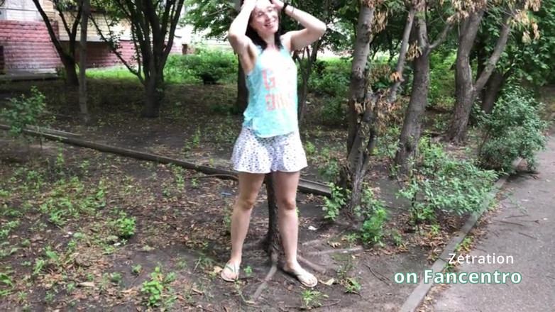 Zetration: Nádherná brunetka si hraje nezbedně ve vašem parku bez kalhotek!