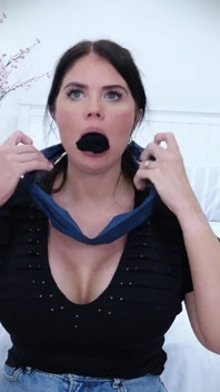 Terri - Sitter gag sendiri