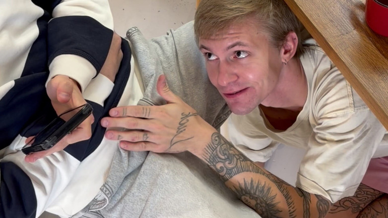 Max Gen: Am decis să sug penisul mare al unui prieten și i-a...