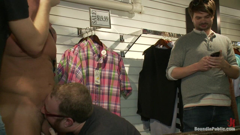 Bound in public: 찢어진 근육, 뚱뚱한 자지, 둥근 엉덩이, 공공 장소에서 굴욕