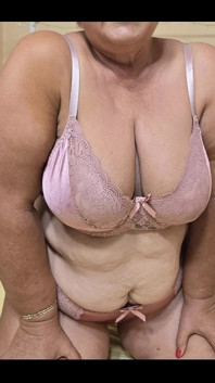 Wunderschöne fette ältere mami mit dickem bauch, schönen großen brüsten und dickem fettem arsch.