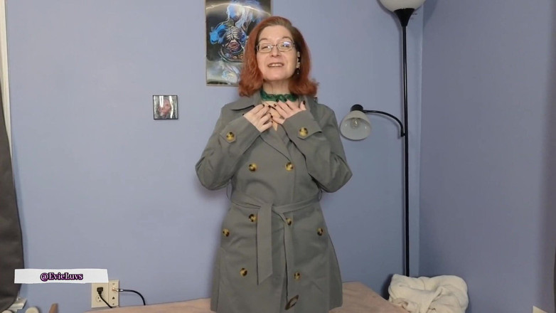 Elianna: Gescheurde panty gevuld en druipend poesje