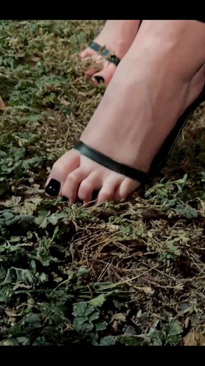 webskinny: Miluji tě škádlení svými prsty v těchto otevřených botách venku na...