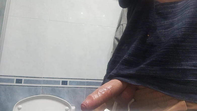 Elvissc: Lelaki dengan zakar besar begitu gemuk dalam seluarnya, dia memunggahnya...