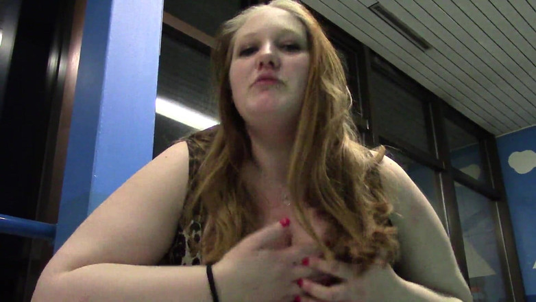 AmateurBBW: Tetek Meone dibawa keluar di kolam renang