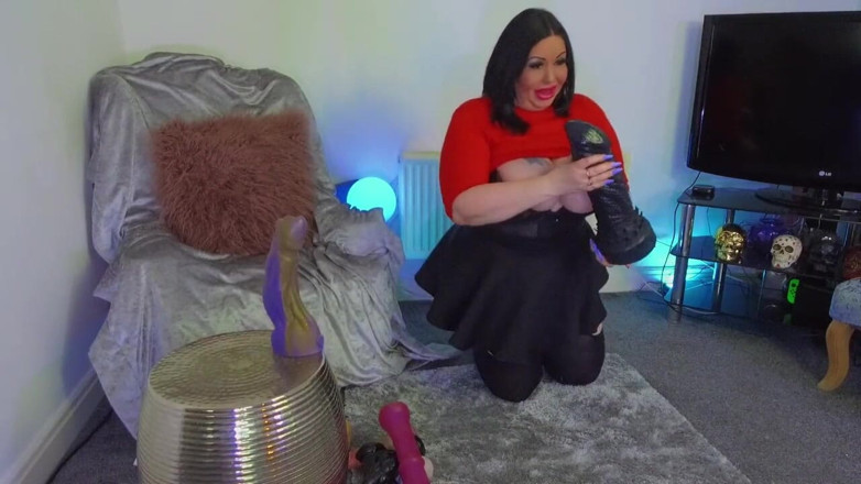 Mia MILF: Massive insertions MILF - Huge toys