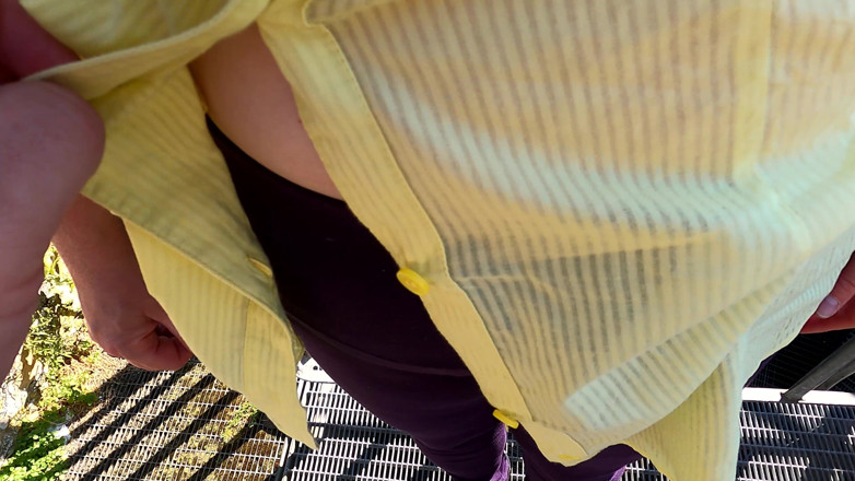 Bouncy Tits Action: Nalgadas en sus tetas desnudas en el castillo medieval