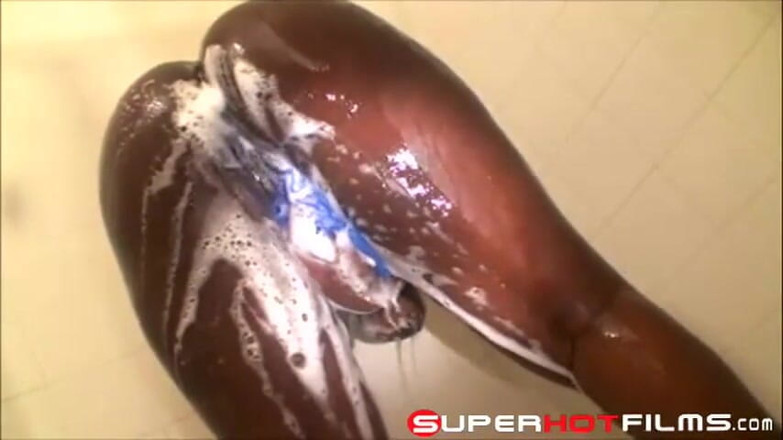 Super Hot Films: *Throwback* Puta negra chupa meu pau no chuveiro
