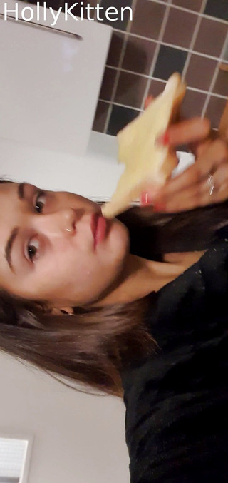 Holly Kitten: Holly Kitten mi mangia un formaggio con dei toast
