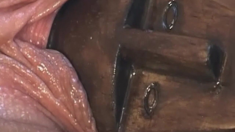 Bangora sluts: 거대한 장난감으로 뻗은 미시 갈색 머리 밀프