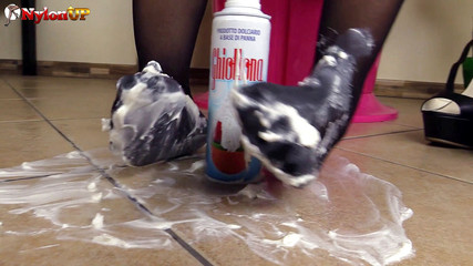 Foot Fetish HD: La sexy mora tessa gioca con i piedi e una...