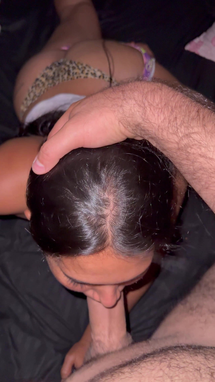 EMY_AND_JONH: Mama vitregă excitată mă trezește cu un blowjob delicios cu...