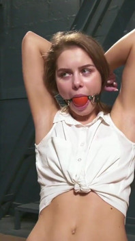 Leya está atada en una silla y babea a través de ballgag
