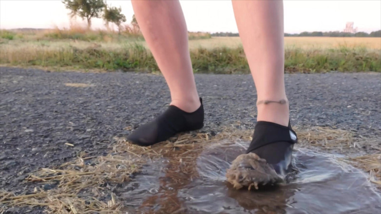 Footfetish: Bright Pantyhose and Beach Shoes in Puddle