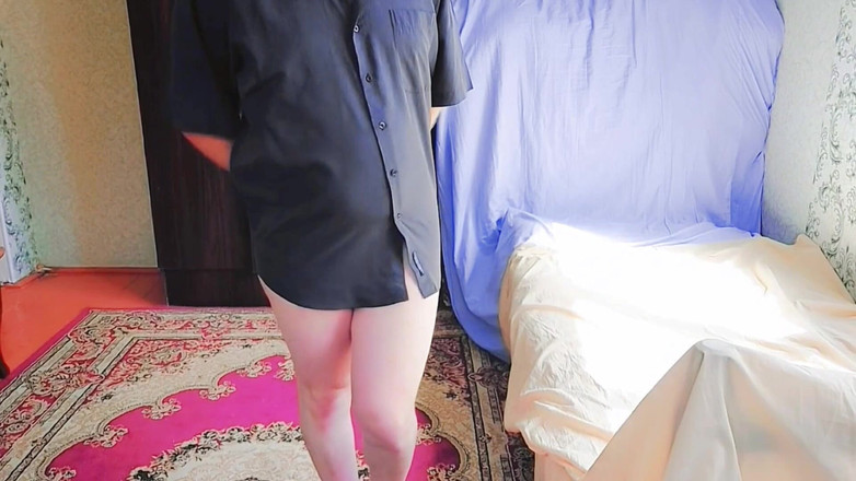 Kitty_Cross: 可爱的 femboy 拉帽衫在害羞的脸红的脸上