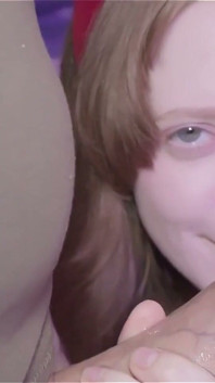 Pijpen met zolen omhoog en close-up oogcontact!