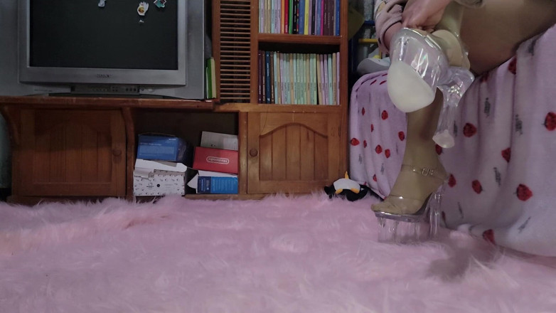 Crystal Phoenix: Unterwürfiges Mädchen in High Heels Zieht Sich Nackt Aus Und...