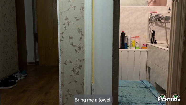 Frintteza: 隣人が夫がシャワーで洗っている間に私の口を犯しました