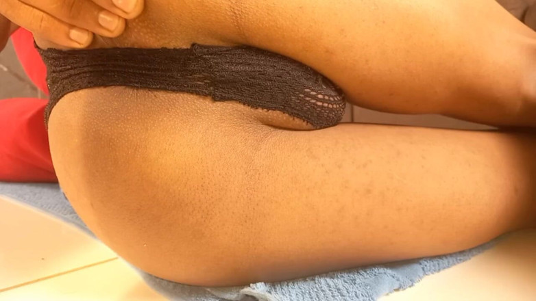 Juanna cdzinha: Shemale Alone at Home Sticking the Bottle in Her Ass