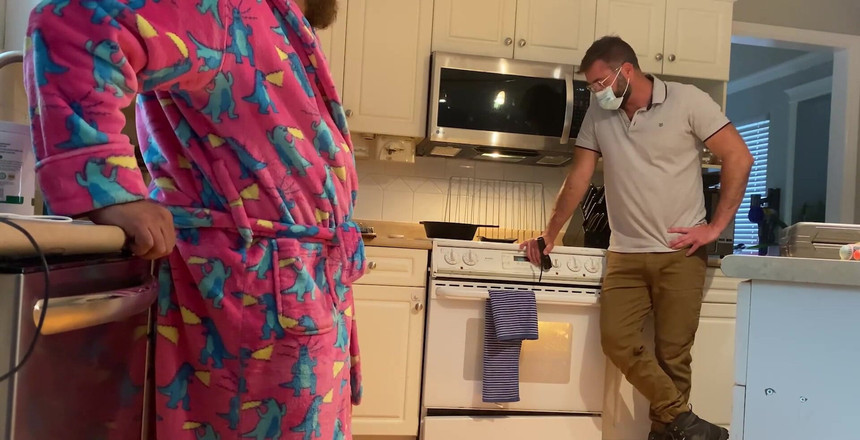 Huzzbearz: Член назовні, поки хлопець з мережі вирішує духовку