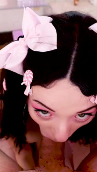 Si rambut coklat 18 tahun yang manis Cecelia Taylor dengan tetek kecil blowjob sudut pandangan pertama dan menelan mani