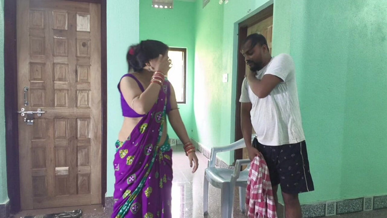 Sona bhabhi: Ibu-ibu seksi india selingkuh dari suaminya, dientot sama cowok pengantar...