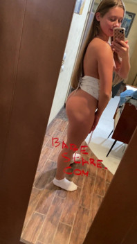 Gorgeous Girl Posing Naked for Us
