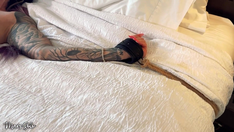 Mars solo: Terikat dan dibuat untuk orgasme 20 kali - Marikh Solo terikat di...