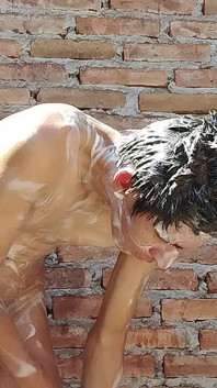 Latino man die zich na een lange werkdag in bad neemt