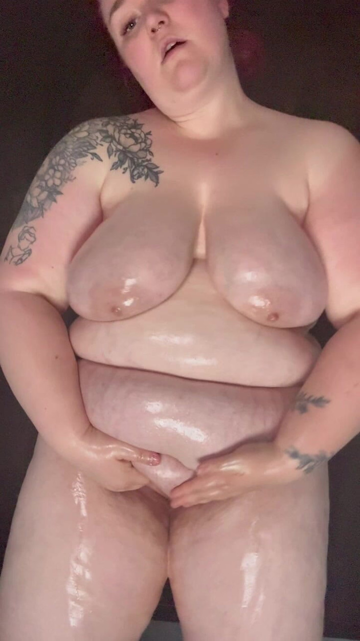 EllaBluz: BBW Full Body Drenched in Babyoil