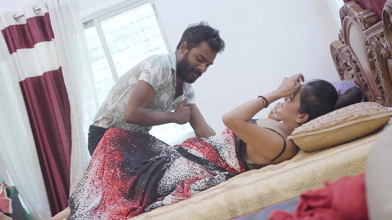 Your dream girl: Seksi bir hintli kadın vücuduna masaj yapmak için desi yakışıklı...