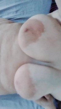6 Minutes of Intense Play with My Huge Nipple Hollows and Sagging Breasts