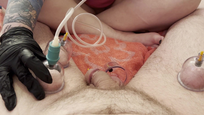 MissFFW: Kwellingende neukknop met zuignappen en klem op zijn pik