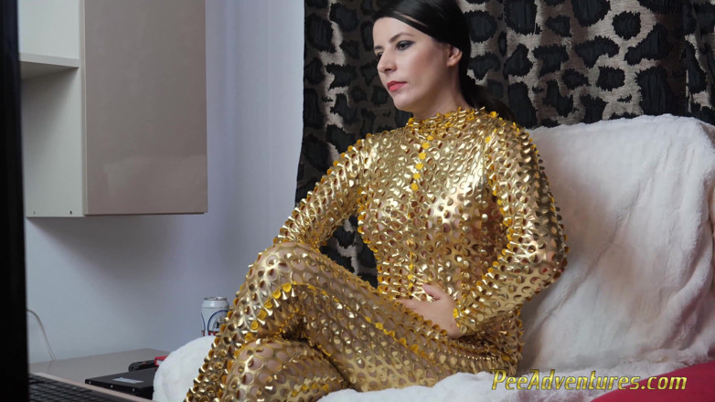 Pee Adventures: Sexy brunetka chcaní v kostýmu mimozemšťana