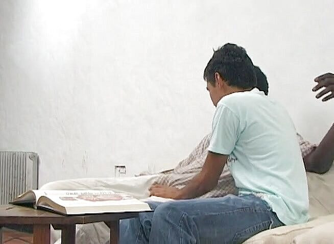 Bareback TV: Černoch šuká nadrženého bílého chlapce