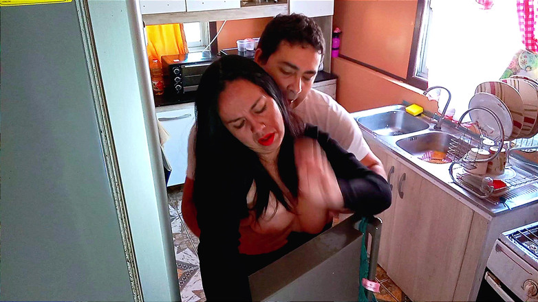 BBW Kelly Mom: Ibu tiri dikongkek dalam peti sejuk