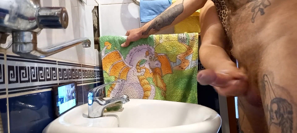 Zona901: In the bathroom, a girl helps me masturbate my cock