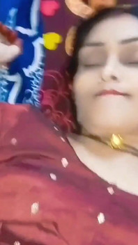 Awek India panas dan teman lelakinya bertemu di belakang suaminya dan menikmati detik seks