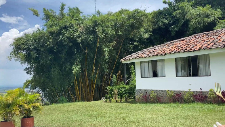 Naty Delgado: Сонячний день біля басейну! Мій найкращий друг дрочить мене в басейні, поки я не сквіртую!