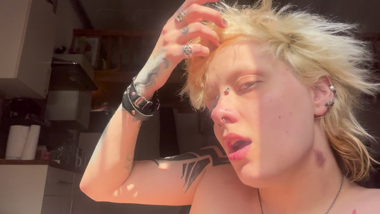Glitterqueen1999: Goth mädchen in der sonne, nasenfetisch, nase reiben, schweinenase