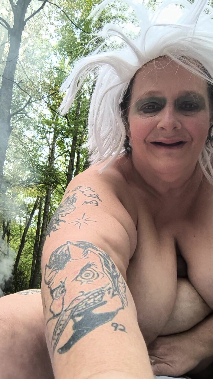 HerculesnVENUS: おばあちゃんの若い男ウッズは、他の誰にもできないように後ろから卑劣にファックし、特に小さなペニスのおじいちゃんをすることができます