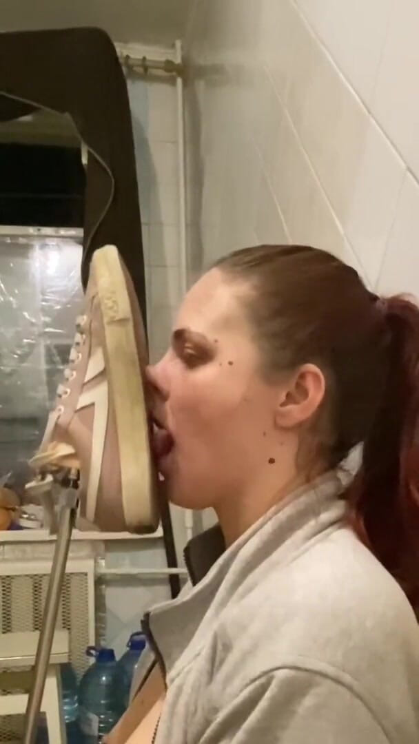 Elena917: Licking shoe soles from fuck machine