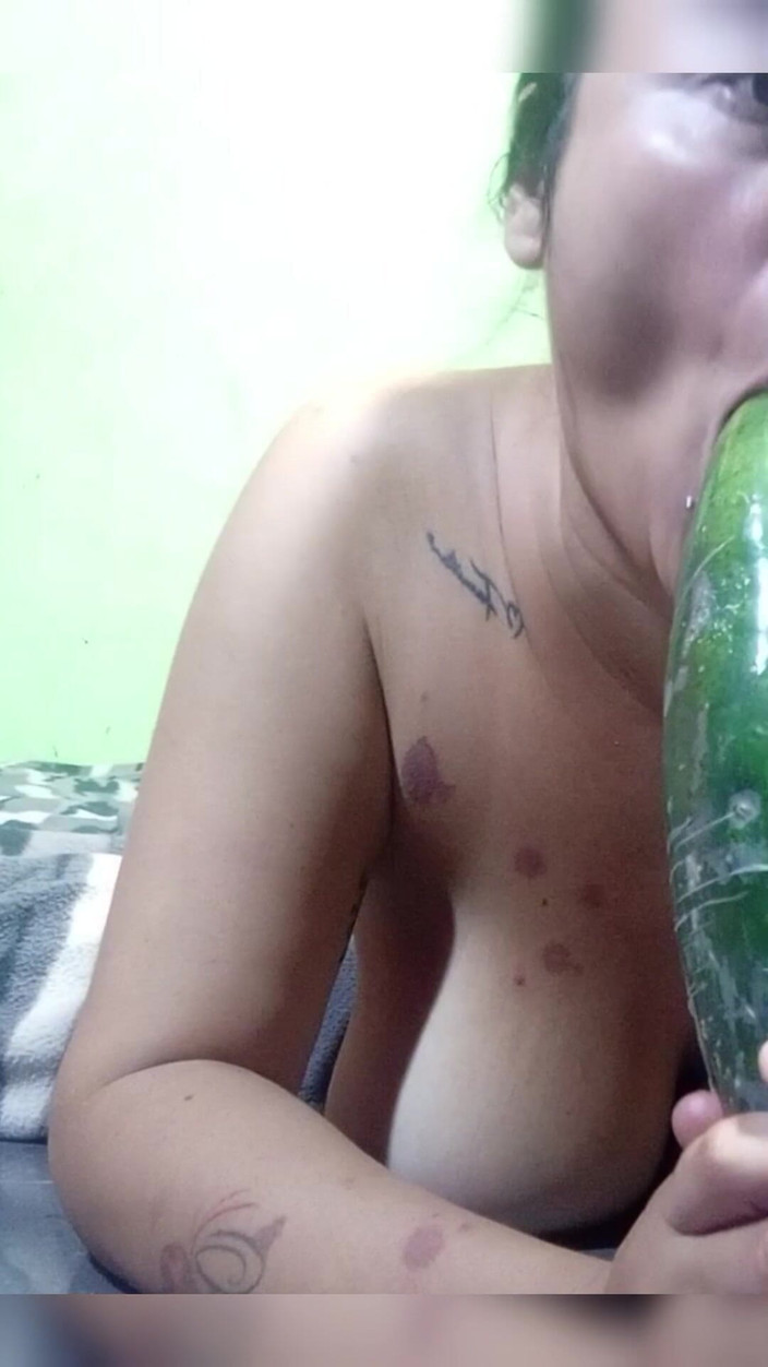 Perlasofia: Ich masturbiere allein