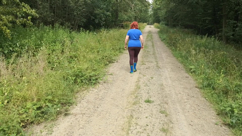 Bouncy Tits Action: Chodzenie w gumowych butach